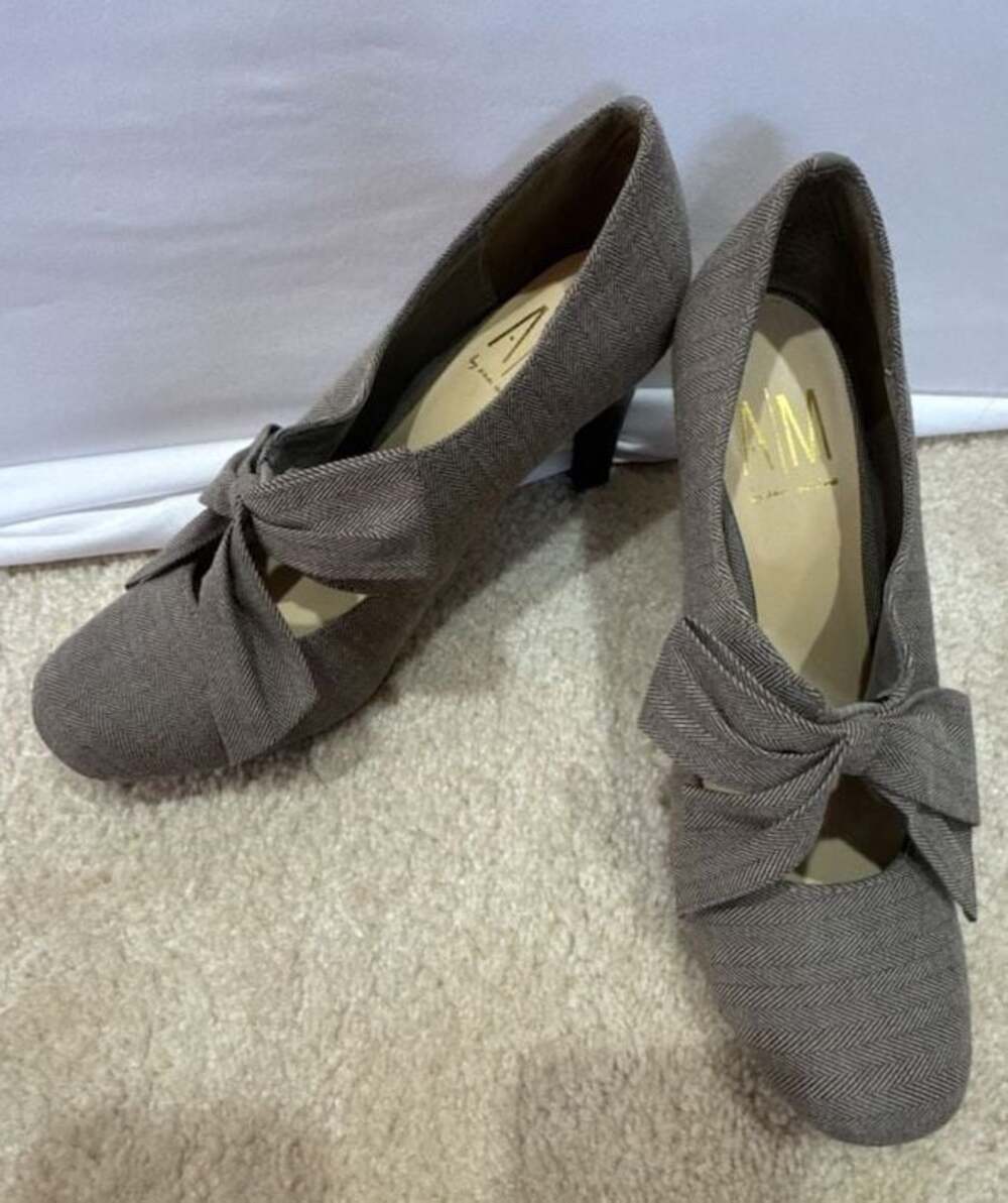Ann Marino Herringbone Fabric Pumps with Bow Detail 9
